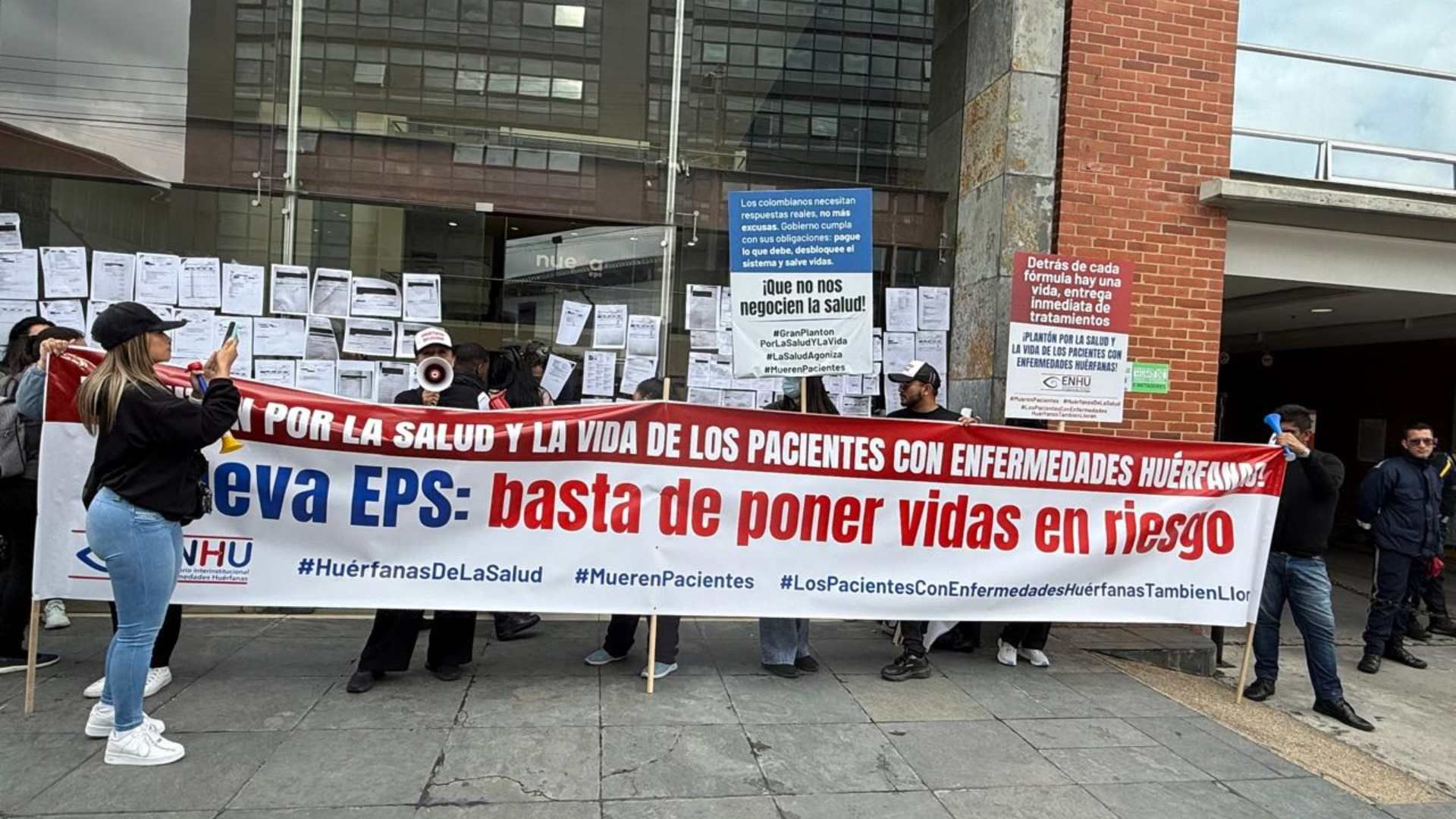  Pacientes con enfermedades huérfanas hacen plantón en Bogotá