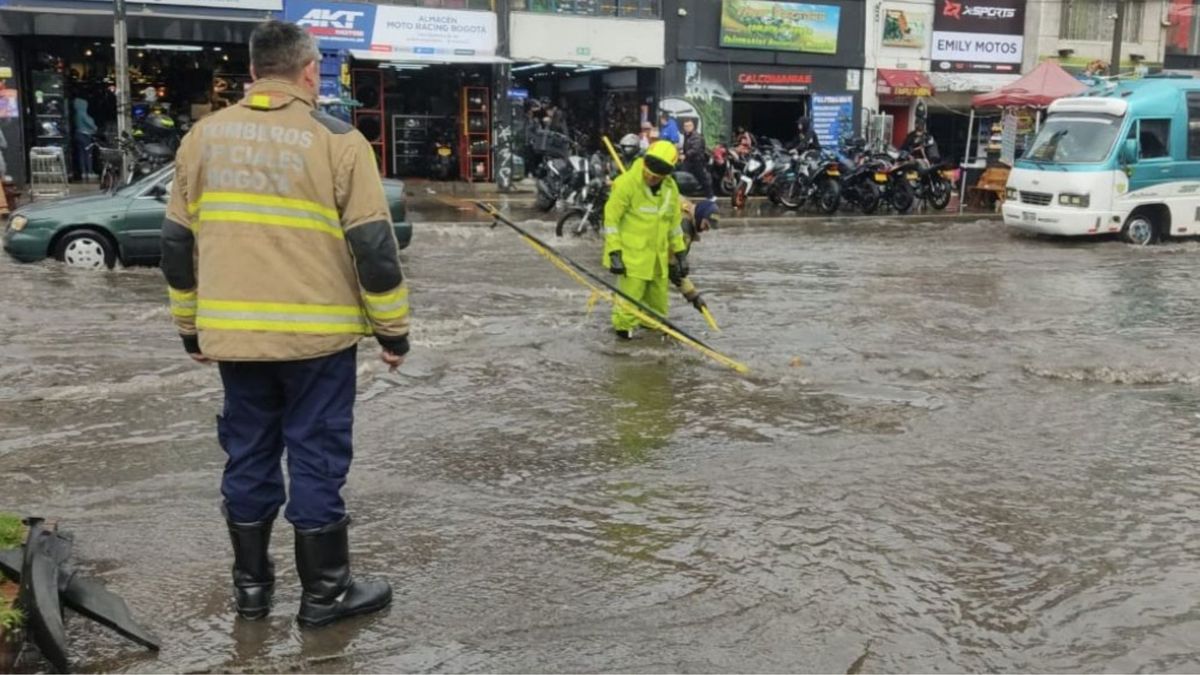 Cuerpo de Bomberos drenando una inundación por lluvias