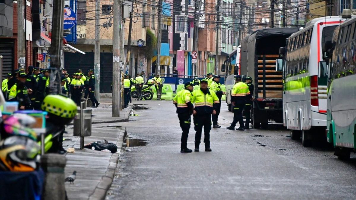 Policías en operativo de seguridad en el barrio Santa Fe