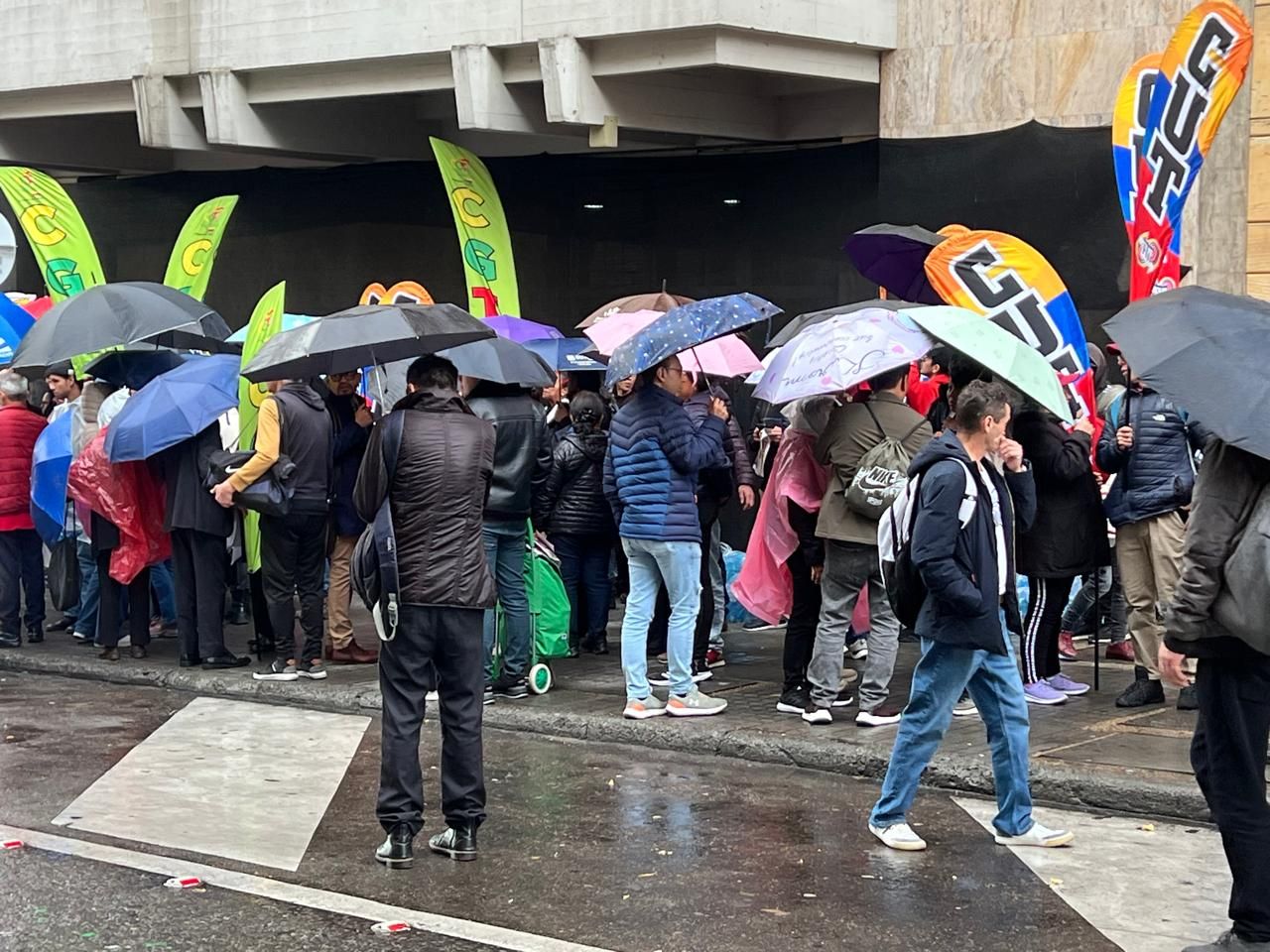 Plantón de centrales obreras frente a las cortes