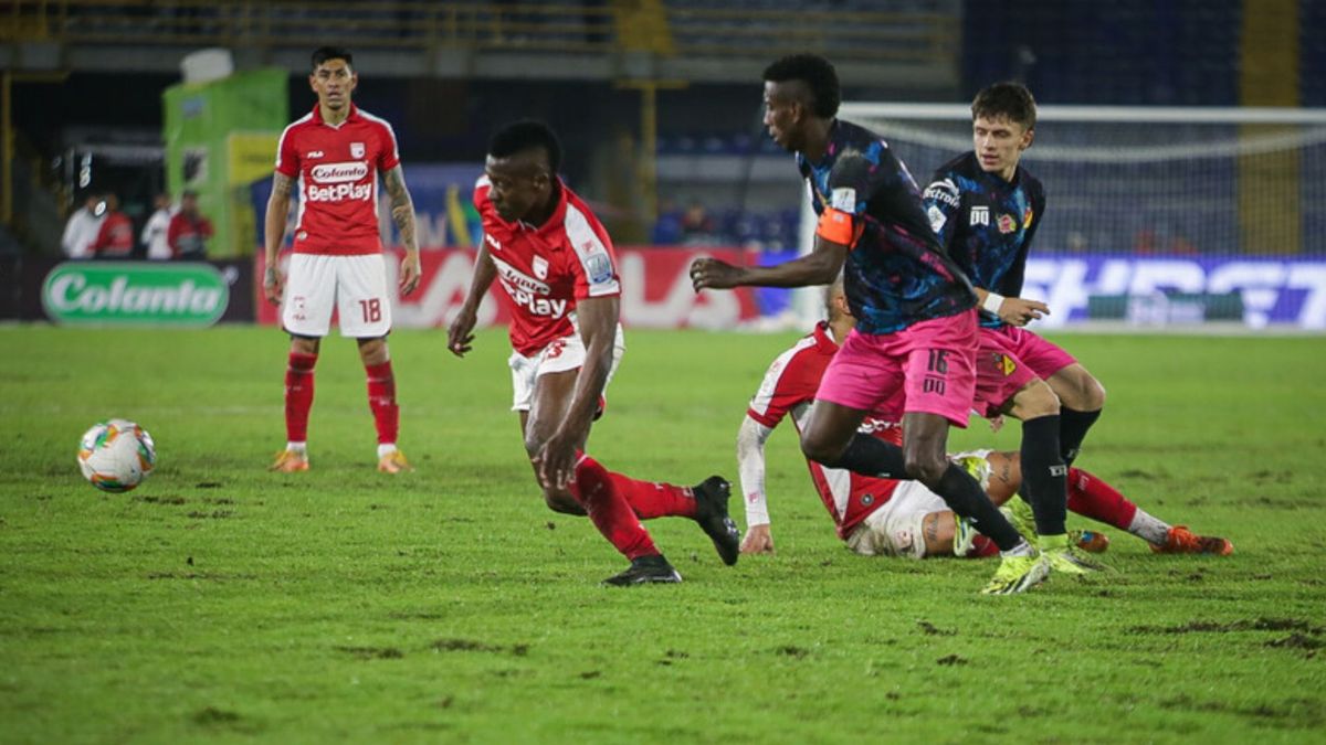 Jugadores de Santa Fe y del Pereira disputando la pelota