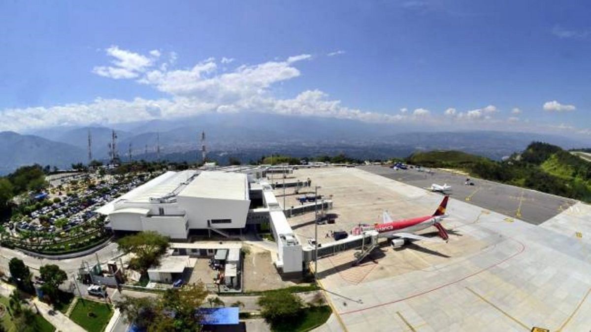 Aeropuerto Palonegro suspende operaciones