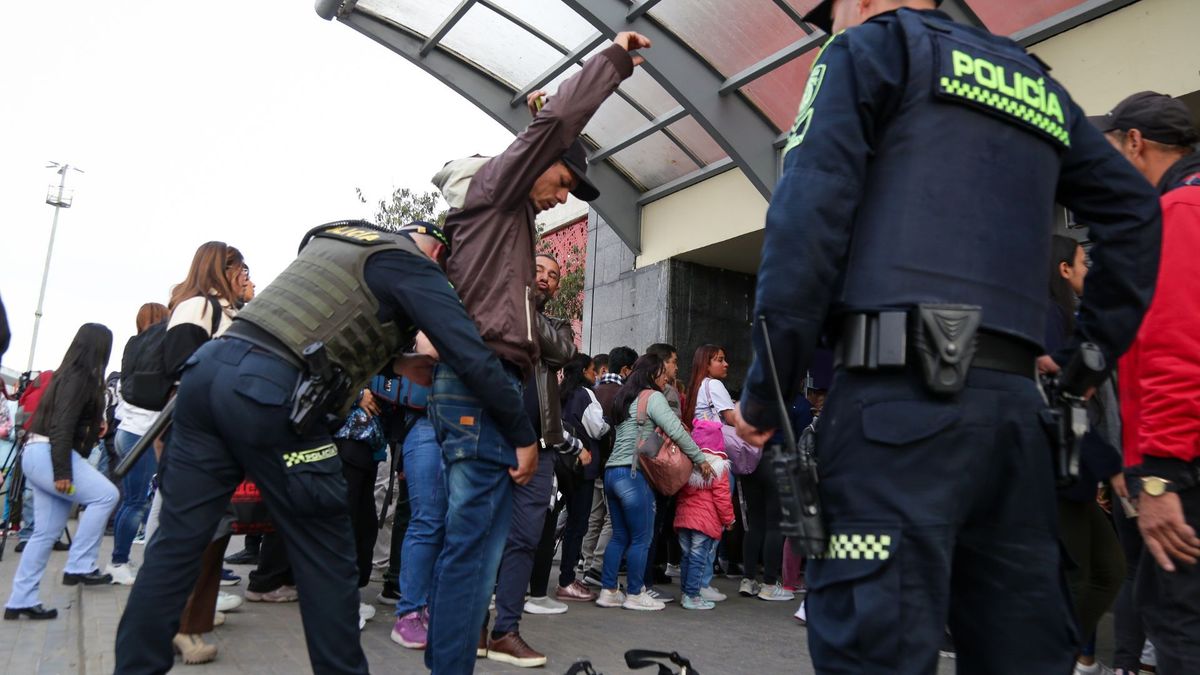Policía realizando requisas e inspecciones en Bogotá