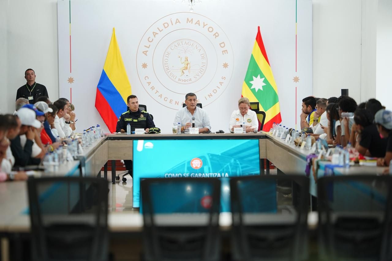 Reunión del alcalde Dumek Turbay con representantes estudiantiles y directivos de TransCaribe en el Palacio de la Aduana.