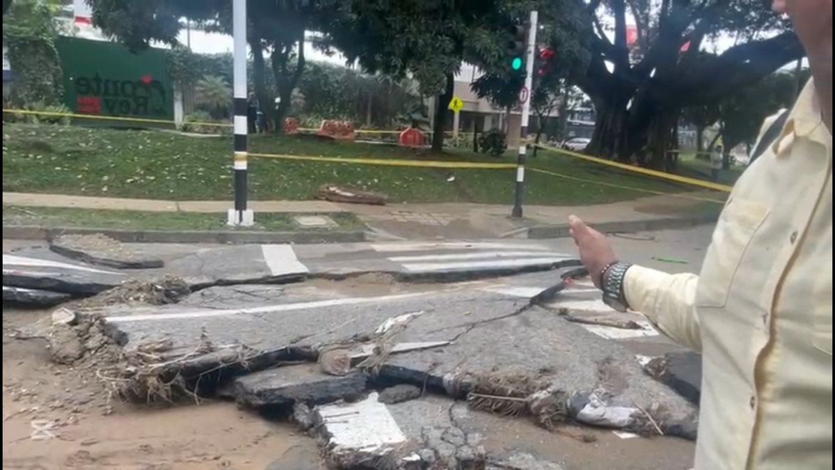 Lluvias desbordaron quebradas y dañaron la calle 10 en El Poblado, Medellín
