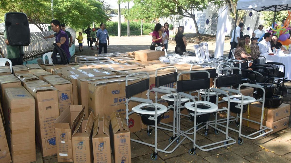 Adultos mayores y personas con discapacidad recibieron apoyos que mejoran su seguridad y movilidad en Neiva.