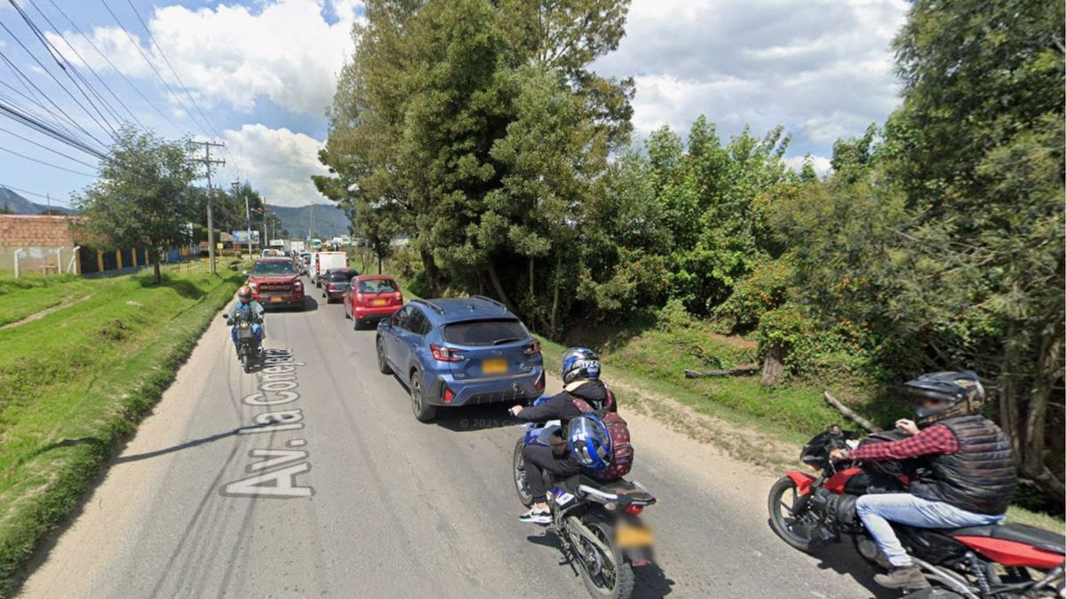 Vehículos transitando por la vía Suba-Cota