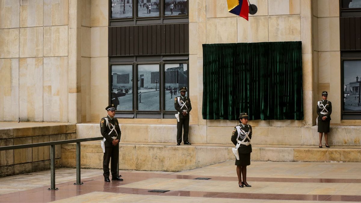 Policías custodiando el Palacio de Justicia