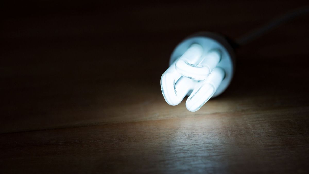 Bombilla alumbrando en la oscuridad