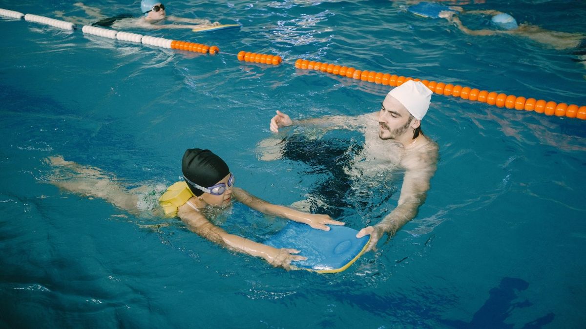 Cursos gratis de natación para niños en Bogotá