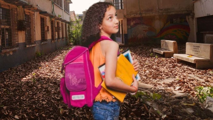 Colegios en mal estado en Cartagena - niña pensativa