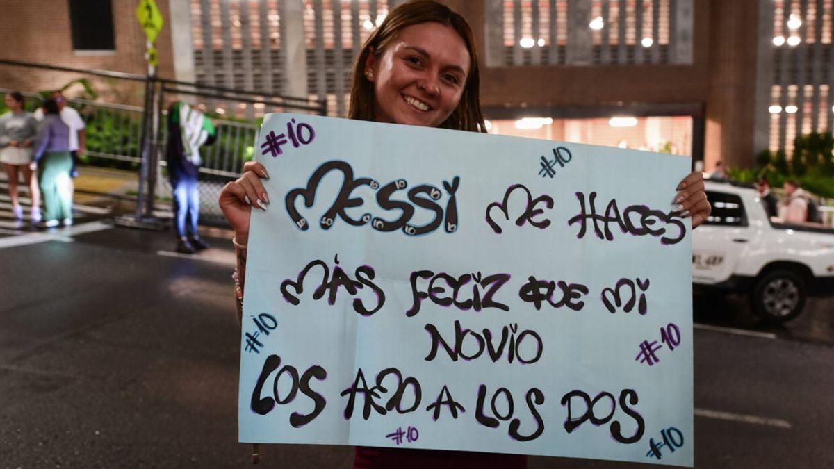 El cartel de una hincha para Messi que llamó la atención en Medellín