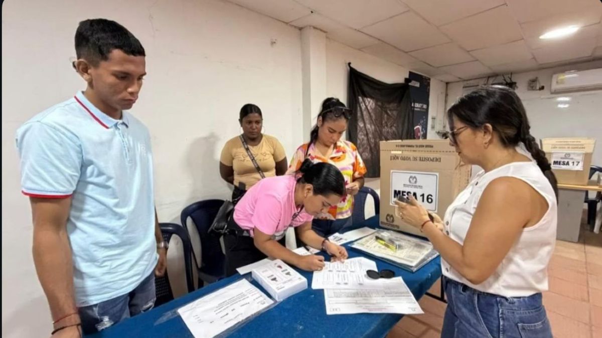 La Registraduría abrió urnas en Ponedera para escoger nuevo alcalde hasta 2027, con 5 puestos y 56 mesas de votación activas.