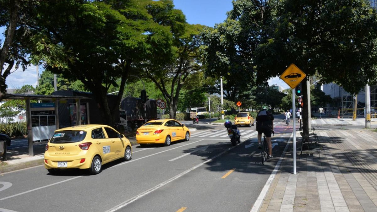 Taxistas en Medellín afirman que el precio sigue alto y que la rebaja no mejora su margen de trabajo diario.