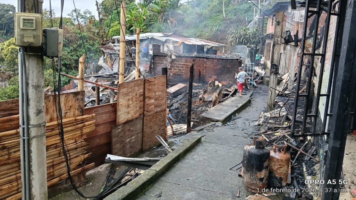 Llamas arrasan viviendas y dejan herido en Armenia