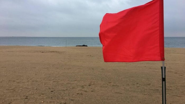 Imagen de referencia bandera roja en el mar