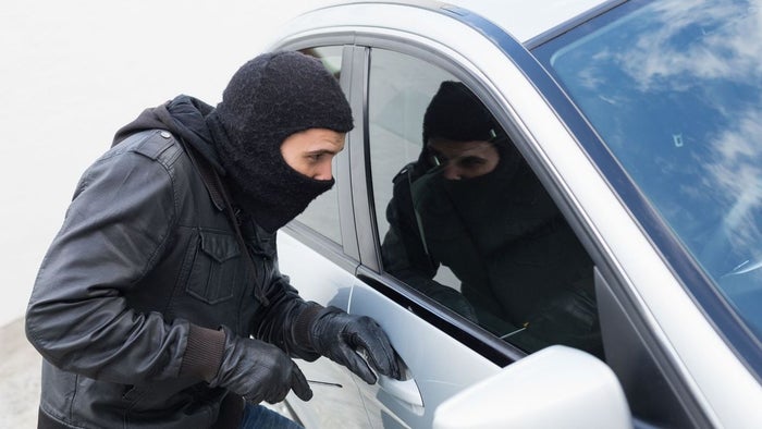 Ladrón intentando robarse un vehículo