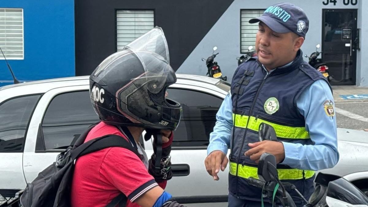 Motociclista y agente de tránsito en Bucaramanga