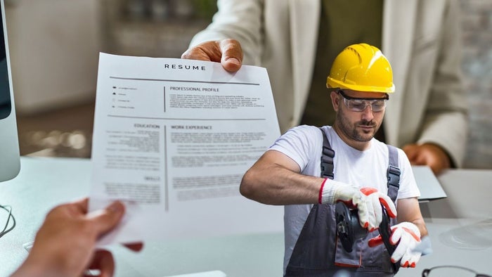 Persona pasando una hoja de vida para encontrar empleo