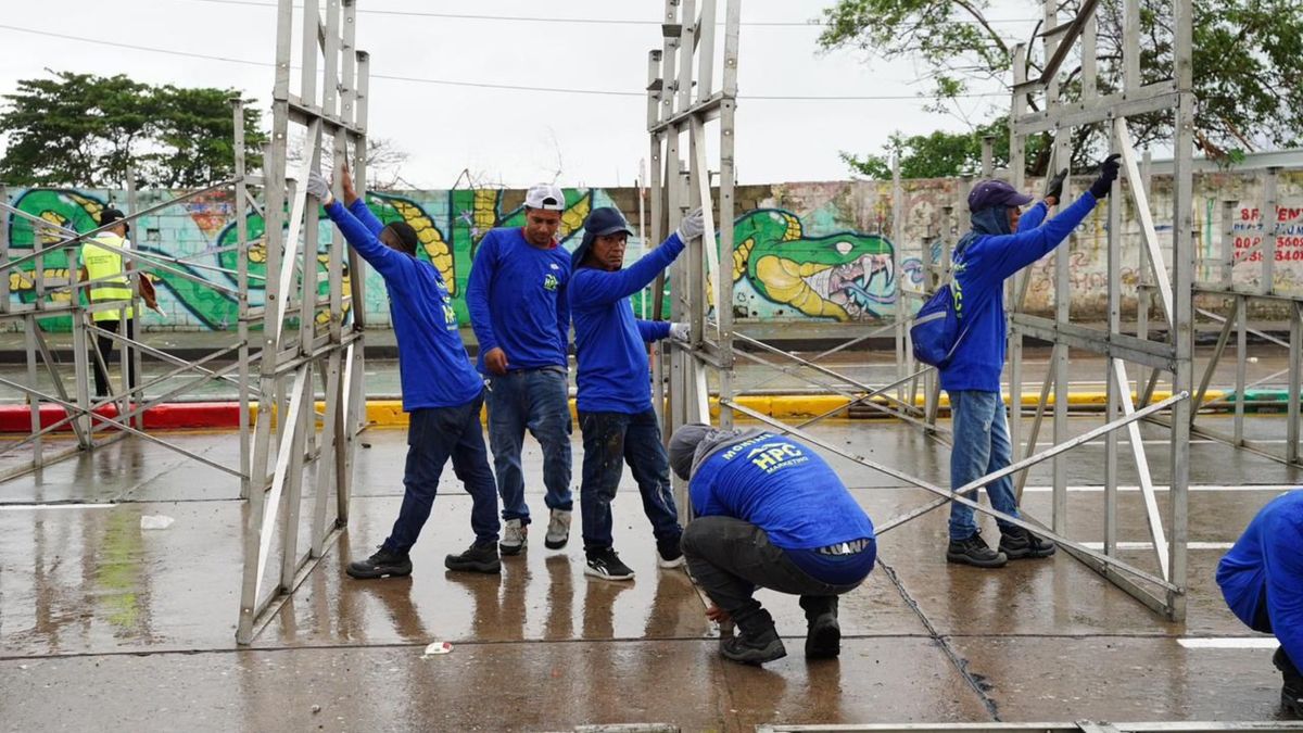 Montaje de palcos en la vía 40