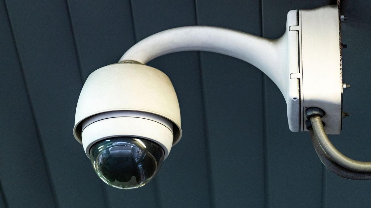 Cámara de seguridad instalada en una pared