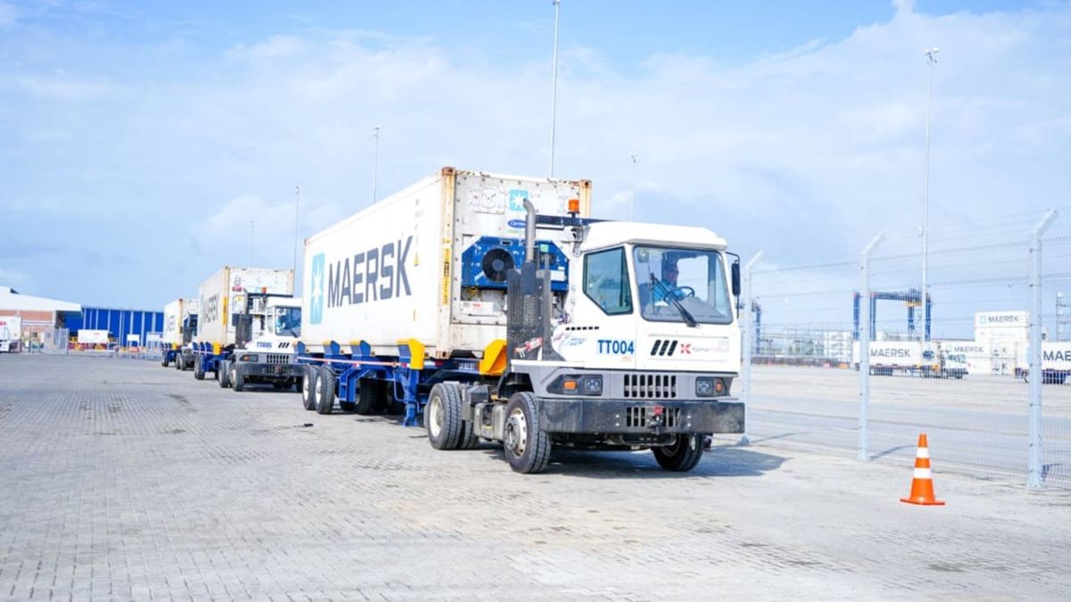 Camiones logísticos en Puerto Antioquia