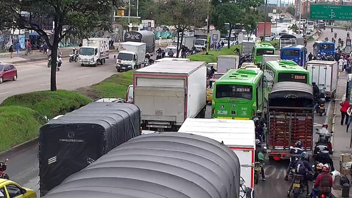 Movilidad colapsada en Kennedy por accidente mortal entre camión y moto