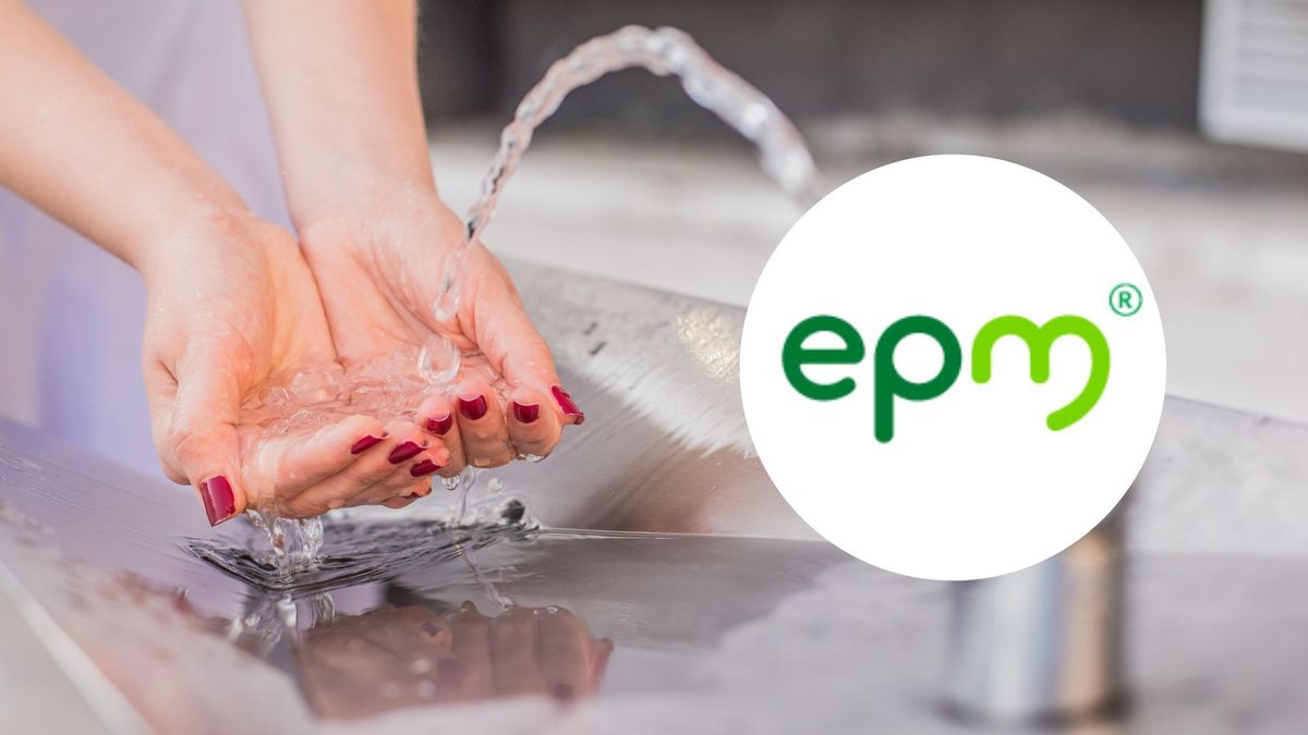 Persona lavándose las manos y logo de EPM