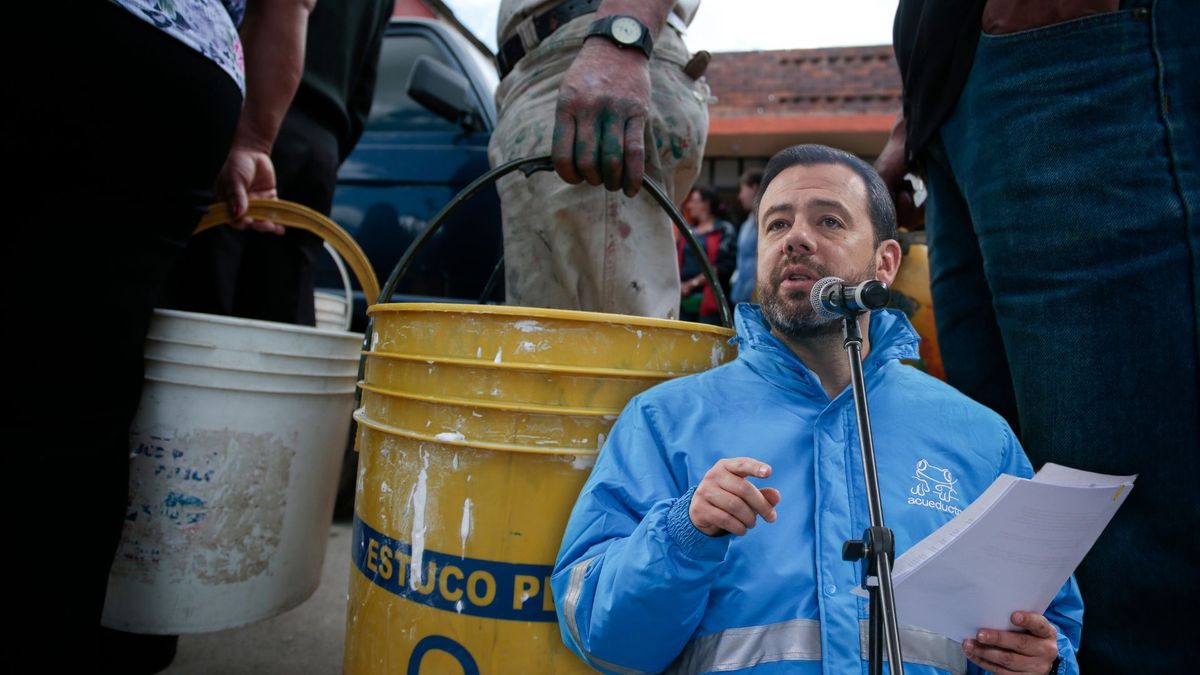 Alcalde Carlos Fernando Galán y personas recogiendo agua en baldes