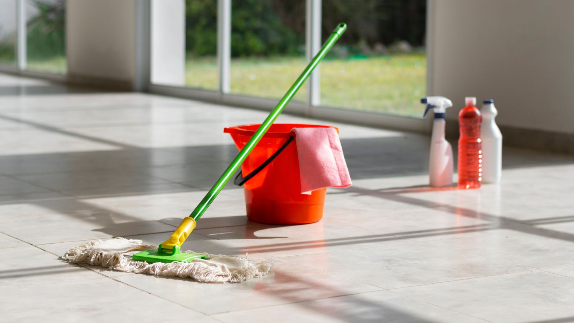 ¿Por qué las juntas de las baldosas se ponen negras? Tips de limpieza 