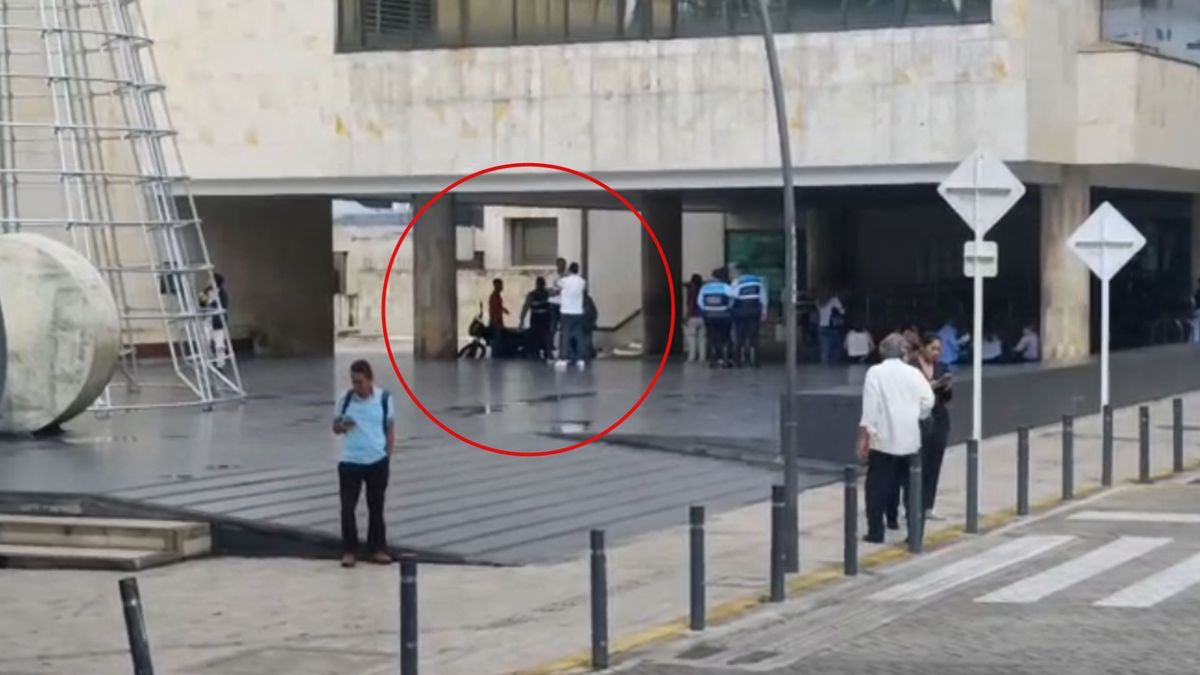 Motocicleta abandonada en la Plazoleta de la Democracia (Bucaramanga)