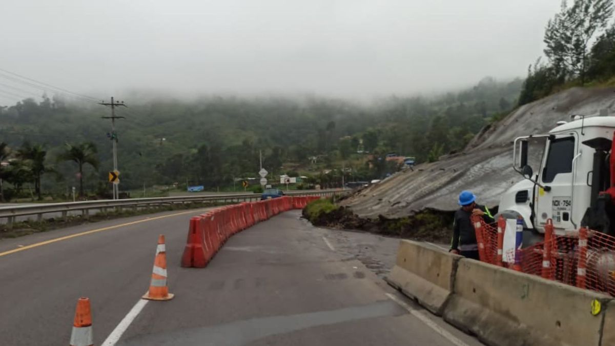 Cierre vial en el carril de la vía Bogotá-Girardot
