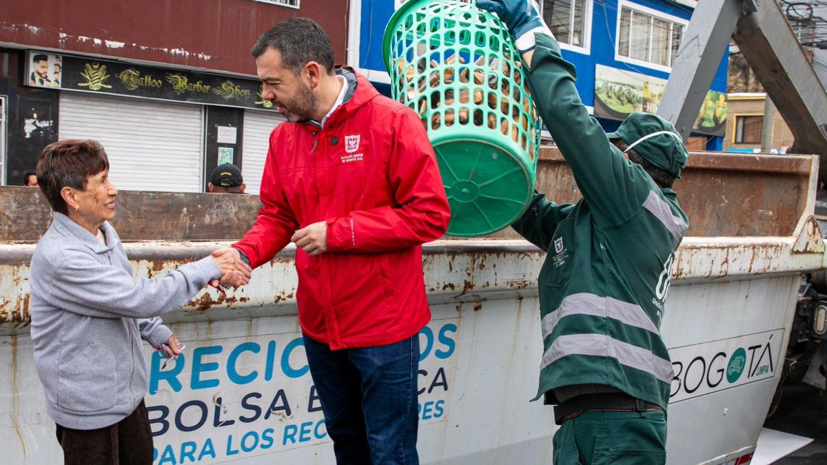 Galán se puso los guantes y recogió basura: mostró estrategia para tener barrios limpios