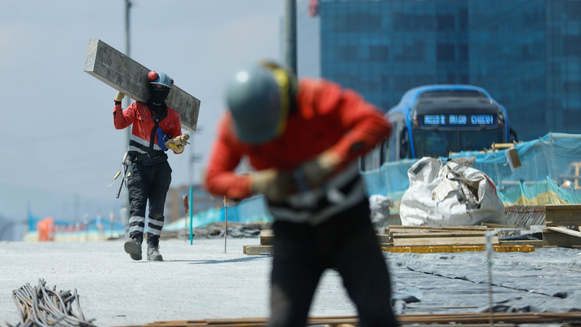 Trabajadores del IDU en una obra de mejoramiento vial