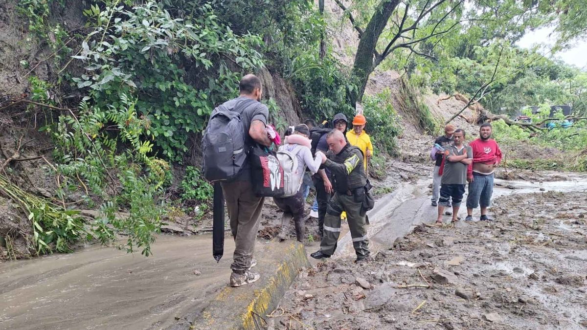 Dos vehículos quedaron atrapados por derrumbe en vía Gigante–Garzón