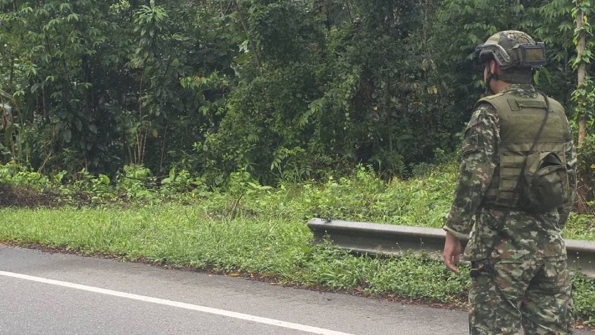 Cierran vía por posible explosivo en Urabá