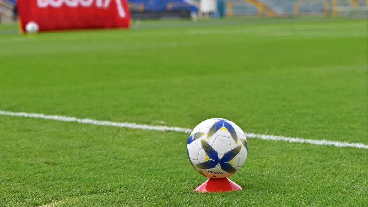 Balón en la grama del estadio El Campín