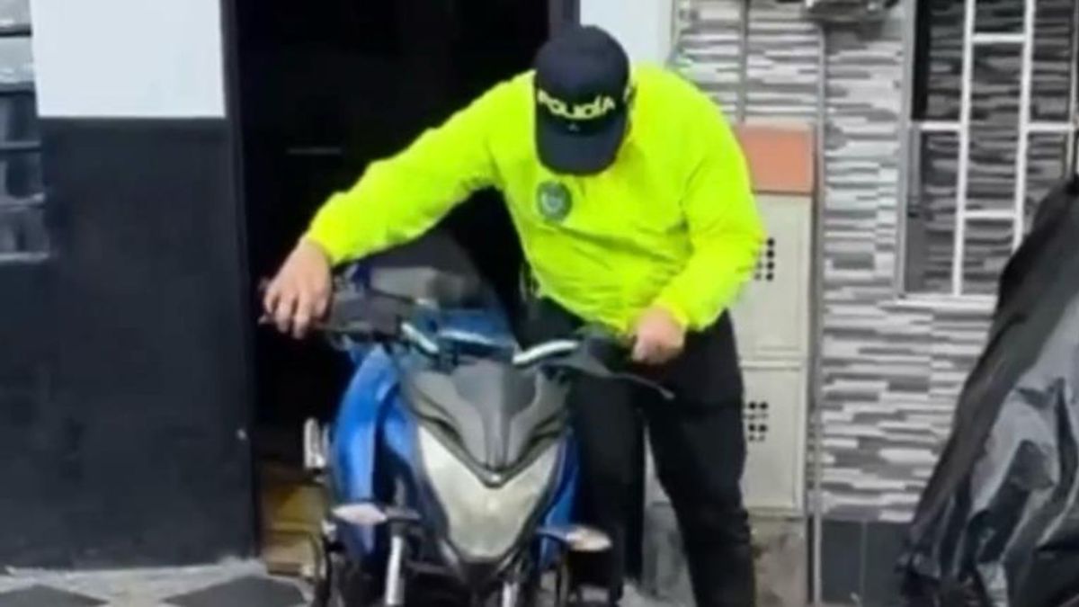 Policía incautando moto de un desguazadero en Medellín
