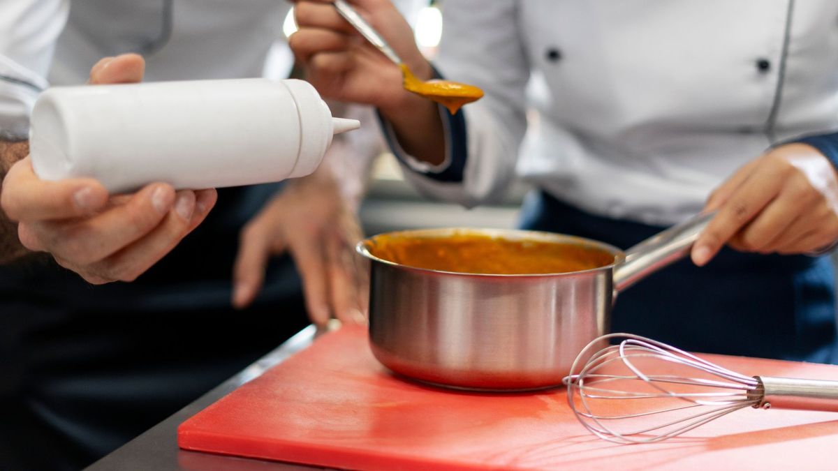 Persona con una olla haciendo un curso de cocina