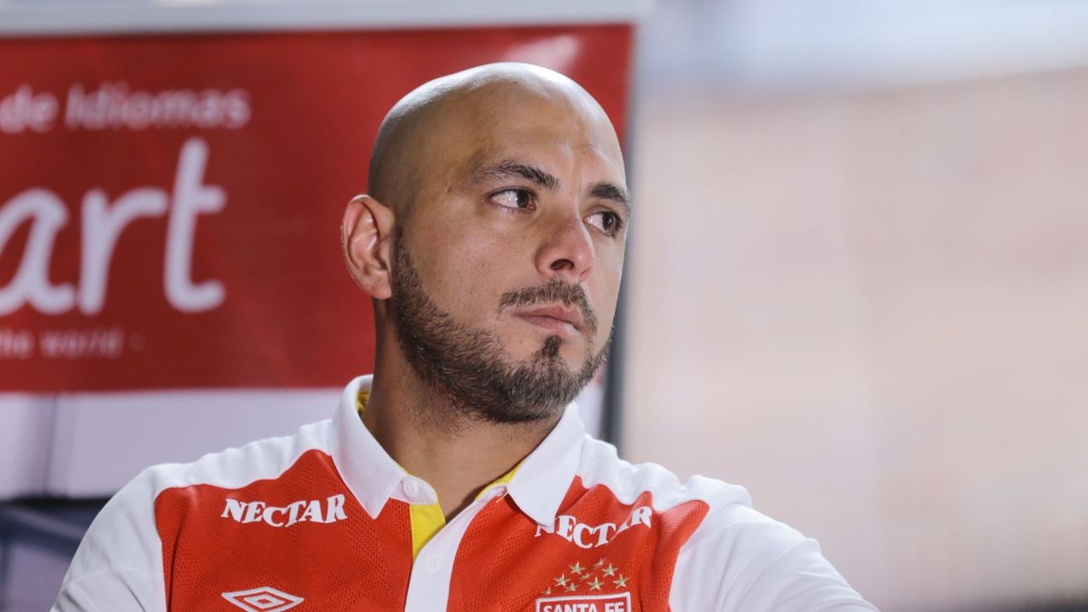 Omar Pérez con la camiseta de Santa Fe