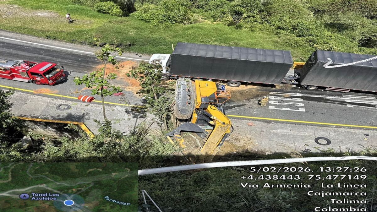Choque de tractocamiones provoca cierre total en La Línea