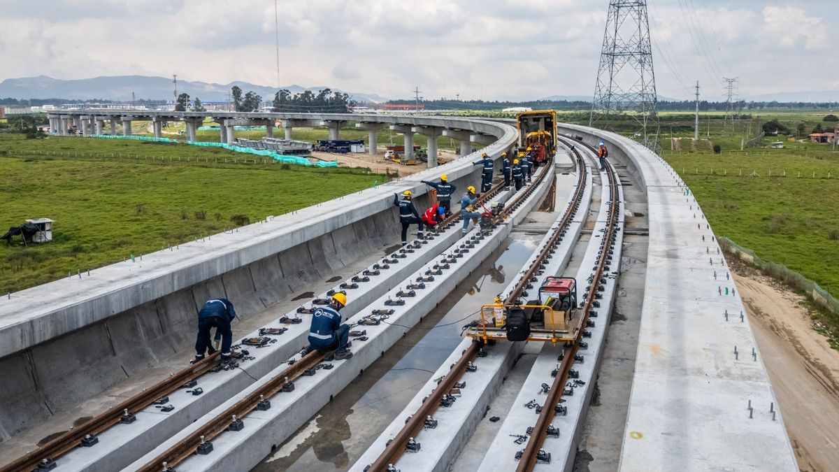 Trabajadores en el patio taller del Metro en Bosa