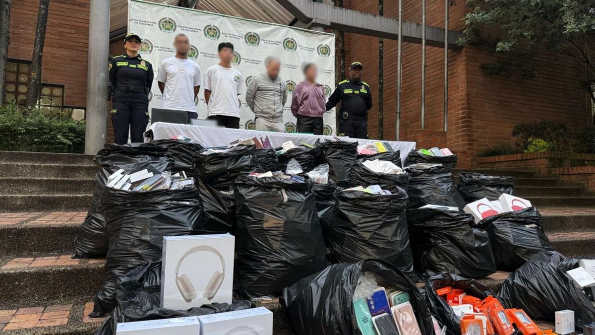 Personas capturadas y mercancía incautada por la policía en El Opera