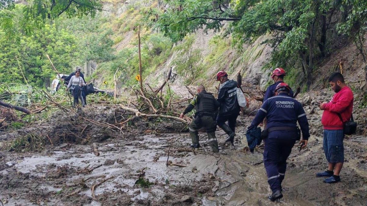 Reportan daños en vías y municipios por fuertes lluvias en Huila