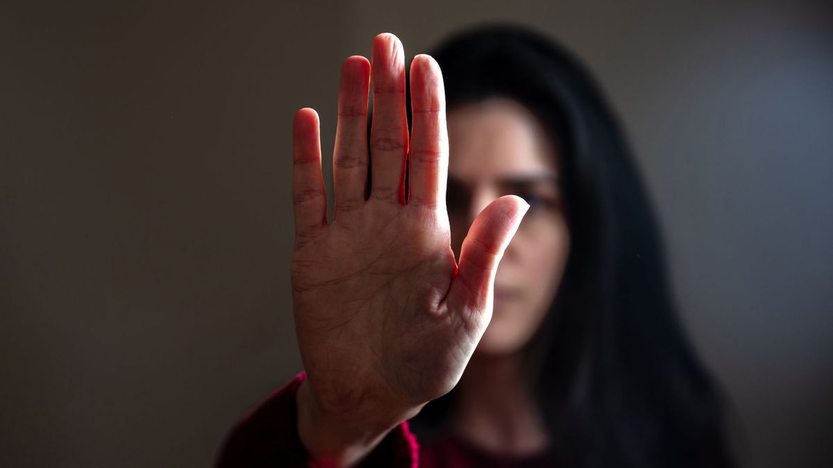 Mujer alza la mano en señal de alto a la violencia (Imagen de referencia)