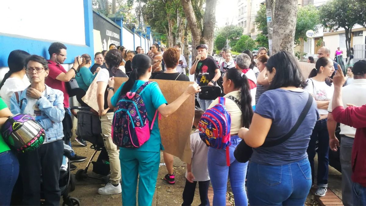 Protesta de padres de familia en la Escuela Normal de Bucaramanga