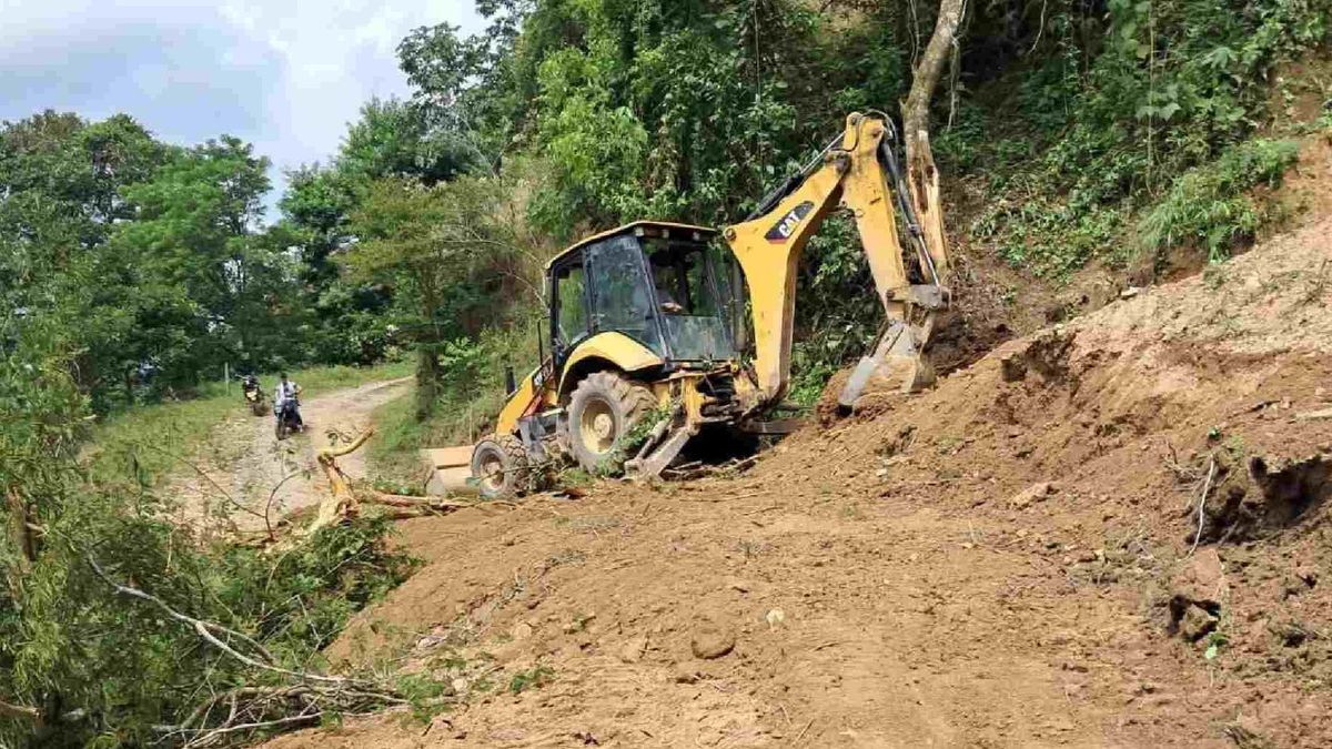 Lluvias causan derrumbes y bloqueos viales en Rioblanco