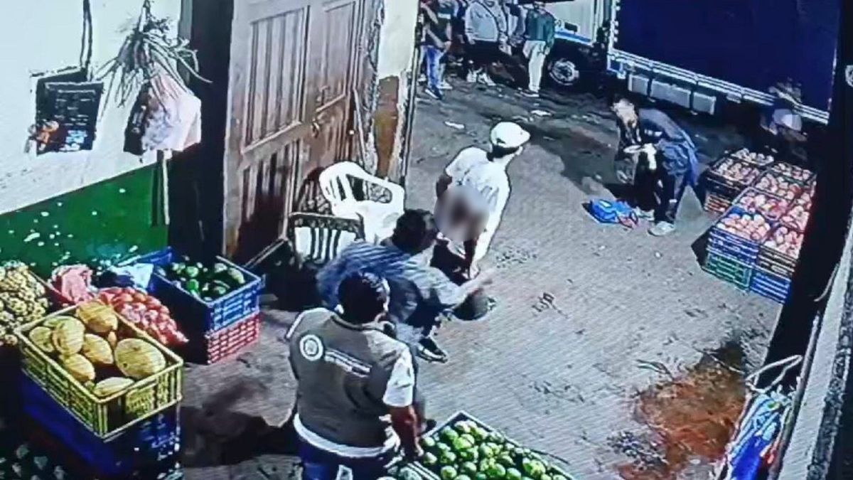 Hombre herido con cuchillo en la espalda en plaza de la 21