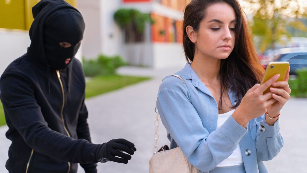 Hombre encapuchado intenta robarle el celular a una mujer en la calle