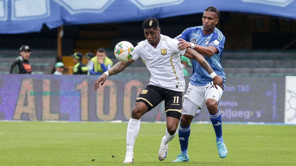 Dos jugadores de Millonarios y Águilas Doradas disputando el balón